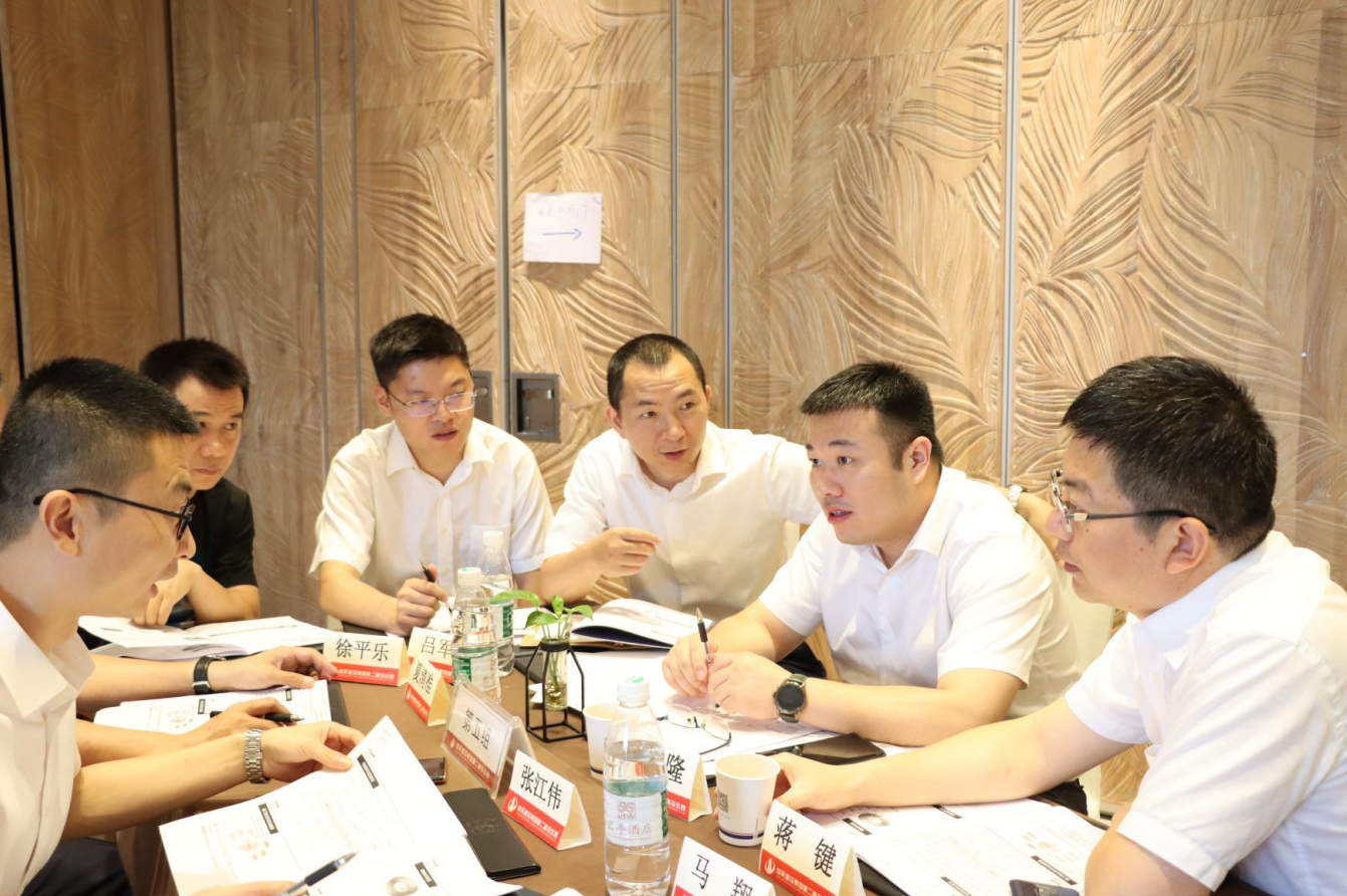 2021年6月25日-26日，东升国际二建组织开展了2021年中高层主管执行力培训。本次培训特邀清华、北大、上海交大总裁班讲师，中国企业家协会特聘高级讲师许晋老师进行授课。